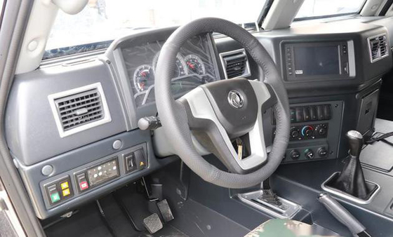 Corpo de carro à prova de balas Veículo militar off-road personalizado Veículo de assalto para 6 homens 4x4