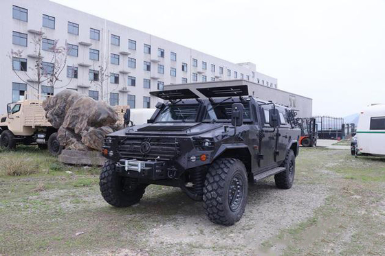 Corpo de carro à prova de balas Veículo militar off-road personalizado Veículo de assalto para 6 homens 4x4