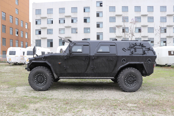 Corpo de carro à prova de balas Veículo militar off-road personalizado Veículo de assalto para 6 homens 4x4