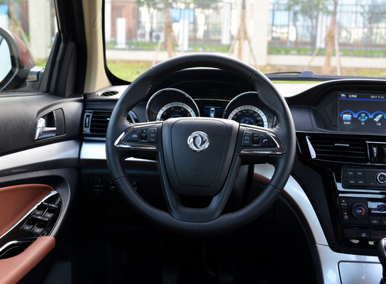 O carro pequeno 4x4 4WD DONGFENG do camionete da carga saiu da direção