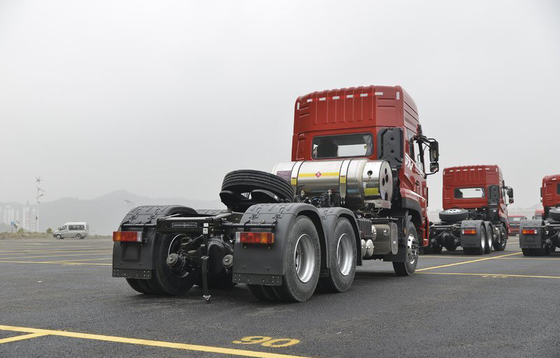 Do trator de 40 toneladas dos caminhões 6x4 do transporte de GNL da massa da tração motor alto do deslocamento